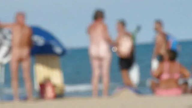 A farkán egy anyajegy beleélvezős pornó és egy üreges lapát található.