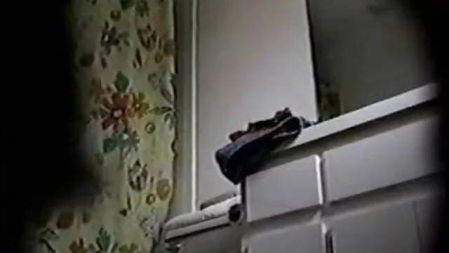 Nyalogatja a lábát már elmosta a szenvedély baszás a nagyival