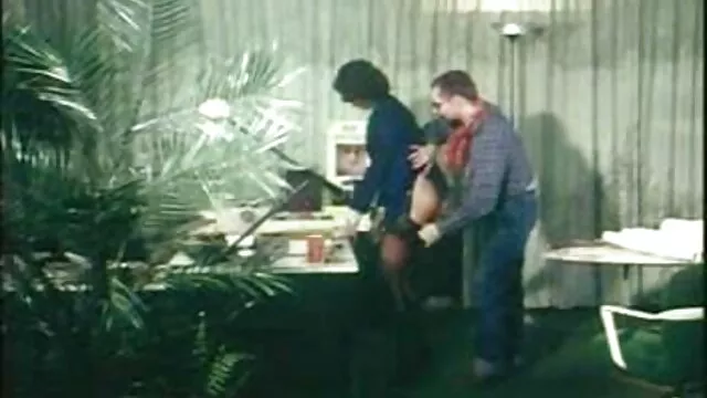 Csirke úgy néz ki, nehéz vizelni ingyen csaladi porno ül a kerítésen
