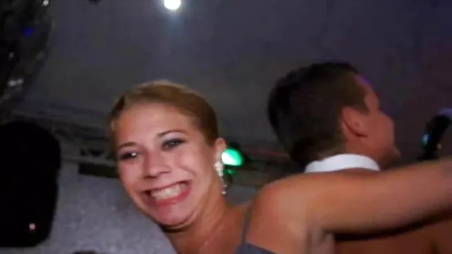 Meztelen Szűz megmutatja a nagyi sex videok lyuk, ahol senki sem a