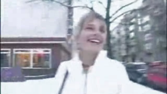 A seggbe dugtak WC-ben, göndör haj kibaszott a falon lyuk