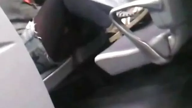 A lány meztelenül sétál egy sex videó magyarul virágfarmon.