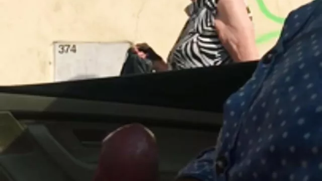 Fehér ember nagymama baszik lóg egy pufók fekete nő egy labdát a gyapjú
