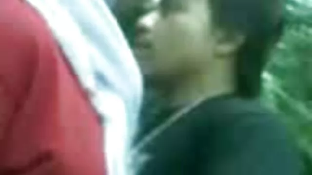 Magas, karcsú nők, akik sovány puncik szeretnek mosni az otthoni zuhany