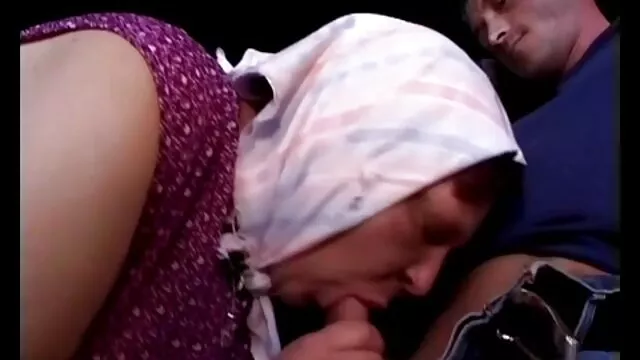 Húzza a hegyét a szájába, majd baszni büvösporno a seggét