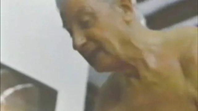 Valyuhu fel pöcsös csaj az erdőben adta a száját